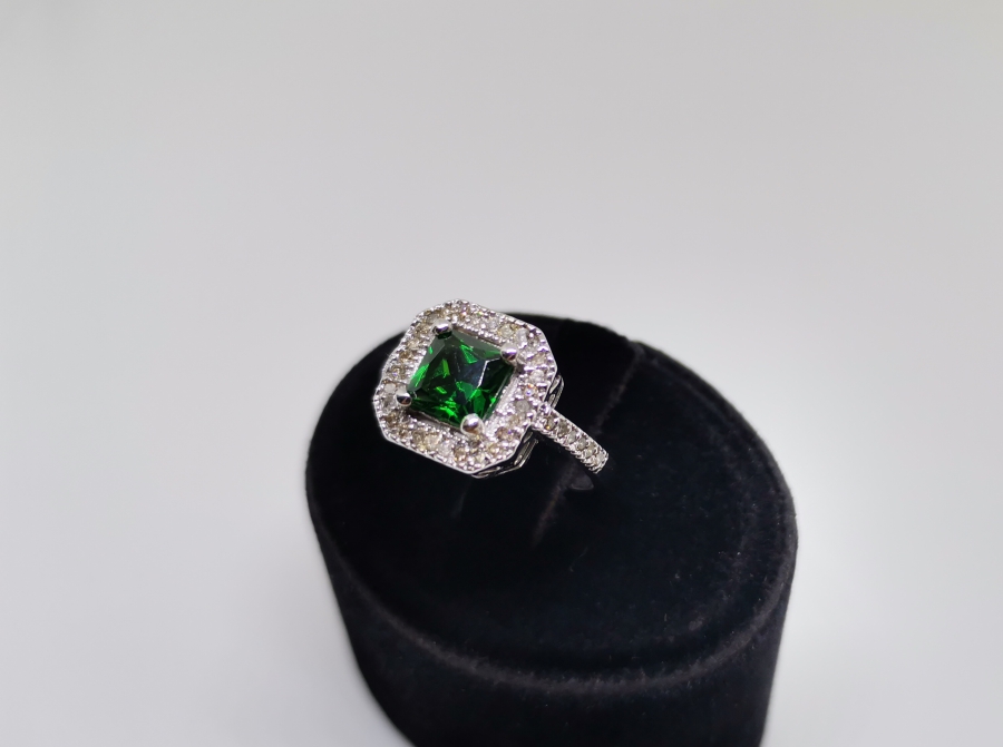 ZÜMRÜT VE PIRLANTA TAŞLI YARIM TUR MODEL YÜZÜK