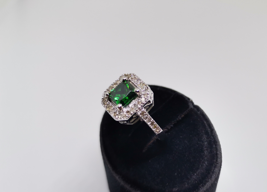 ZÜMRÜT VE PIRLANTA TAŞLI YARIM TUR MODEL YÜZÜK