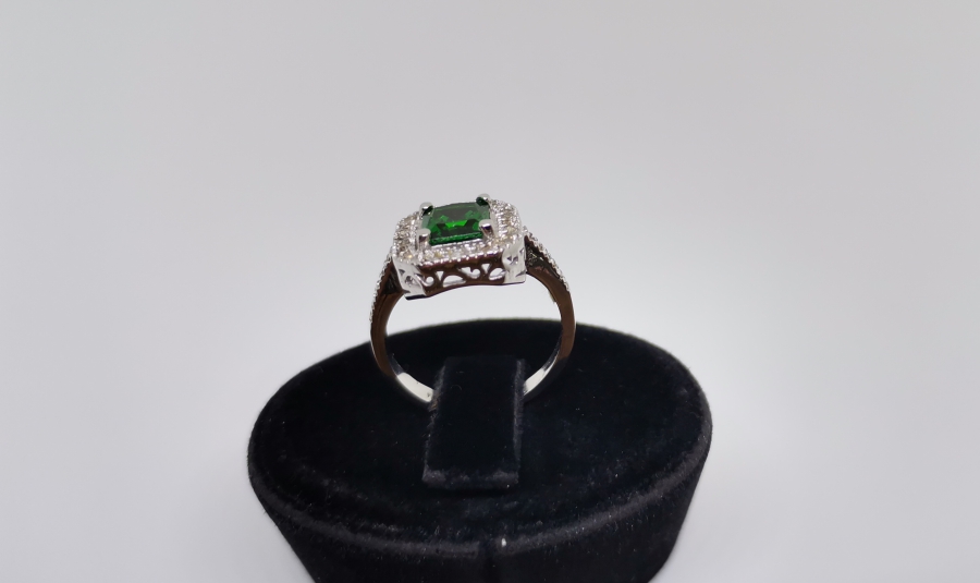 ZÜMRÜT VE PIRLANTA TAŞLI YARIM TUR MODEL YÜZÜK