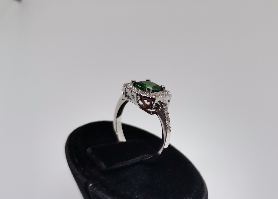 ZÜMRÜT VE PIRLANTA TAŞLI YARIM TUR MODEL YÜZÜK