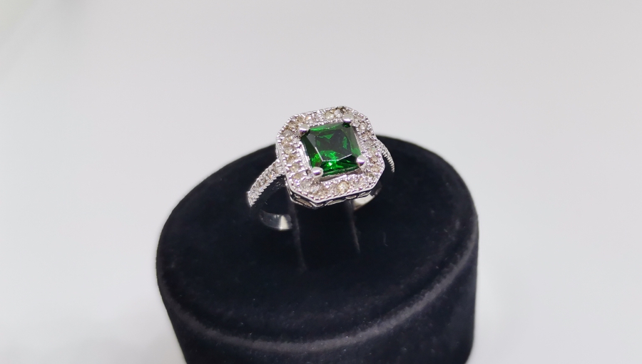 ZÜMRÜT VE PIRLANTA TAŞLI YARIM TUR MODEL YÜZÜK