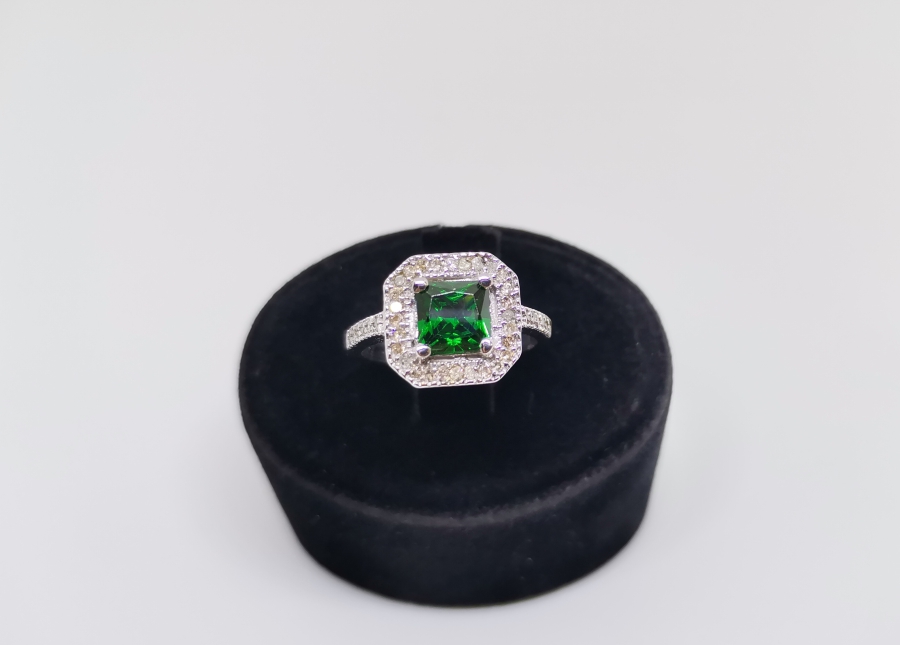 ZÜMRÜT VE PIRLANTA TAŞLI YARIM TUR MODEL YÜZÜK