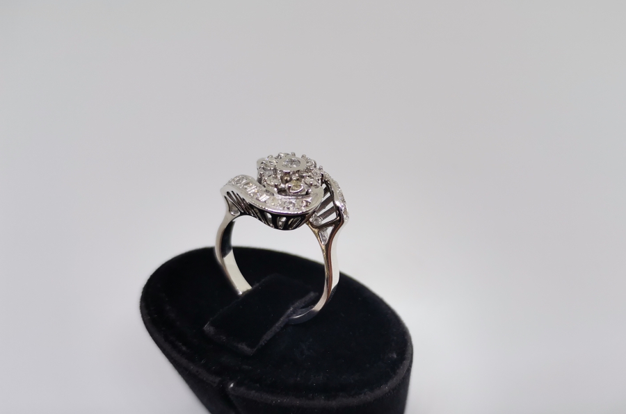 BÜYÜK SALYANGOZ MODELİ PIRLANTA YÜZÜK