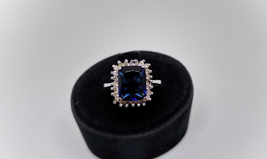 SAFİR VE PIRLANTA TAŞLI DÖRTGEN MODEL YÜZÜK