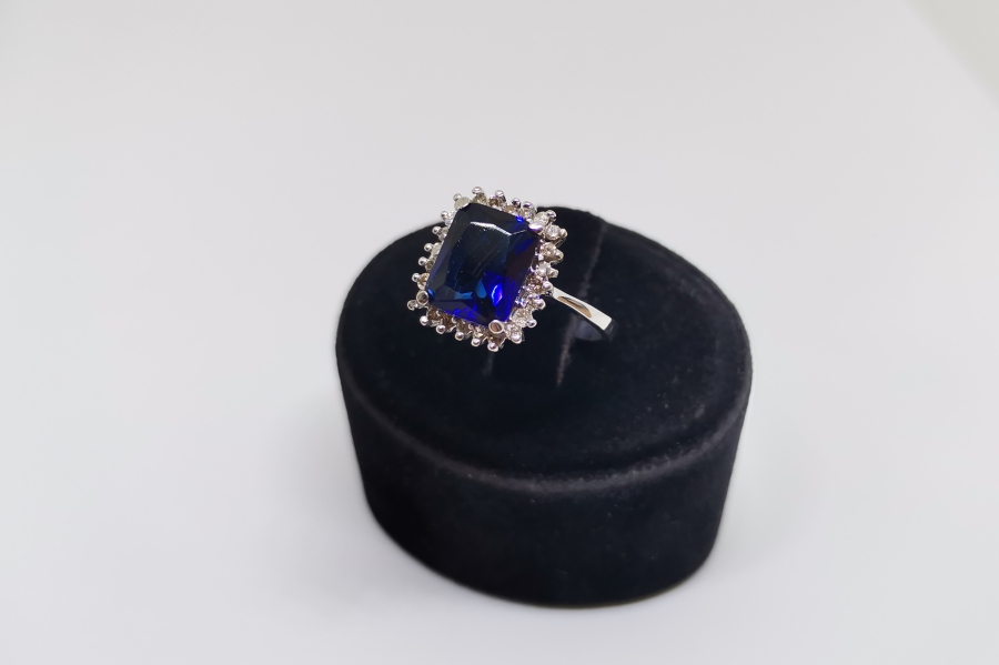 SAFİR VE PIRLANTA TAŞLI DÖRTGEN MODEL YÜZÜK