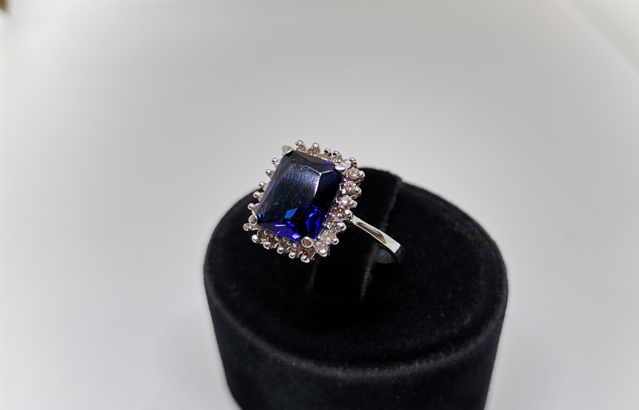 SAFİR VE PIRLANTA TAŞLI DÖRTGEN MODEL YÜZÜK