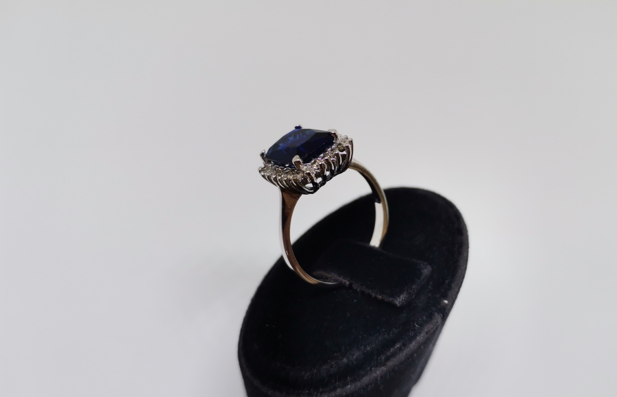 SAFİR VE PIRLANTA TAŞLI DÖRTGEN MODEL YÜZÜK