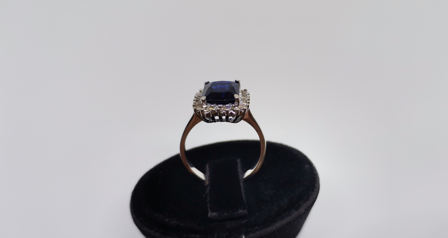 SAFİR VE PIRLANTA TAŞLI DÖRTGEN MODEL YÜZÜK