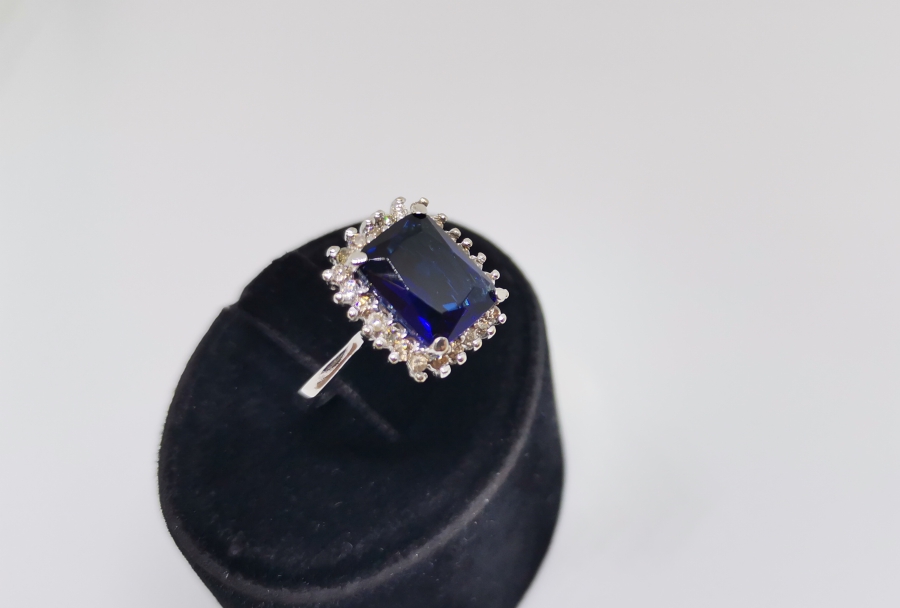 SAFİR VE PIRLANTA TAŞLI DÖRTGEN MODEL YÜZÜK