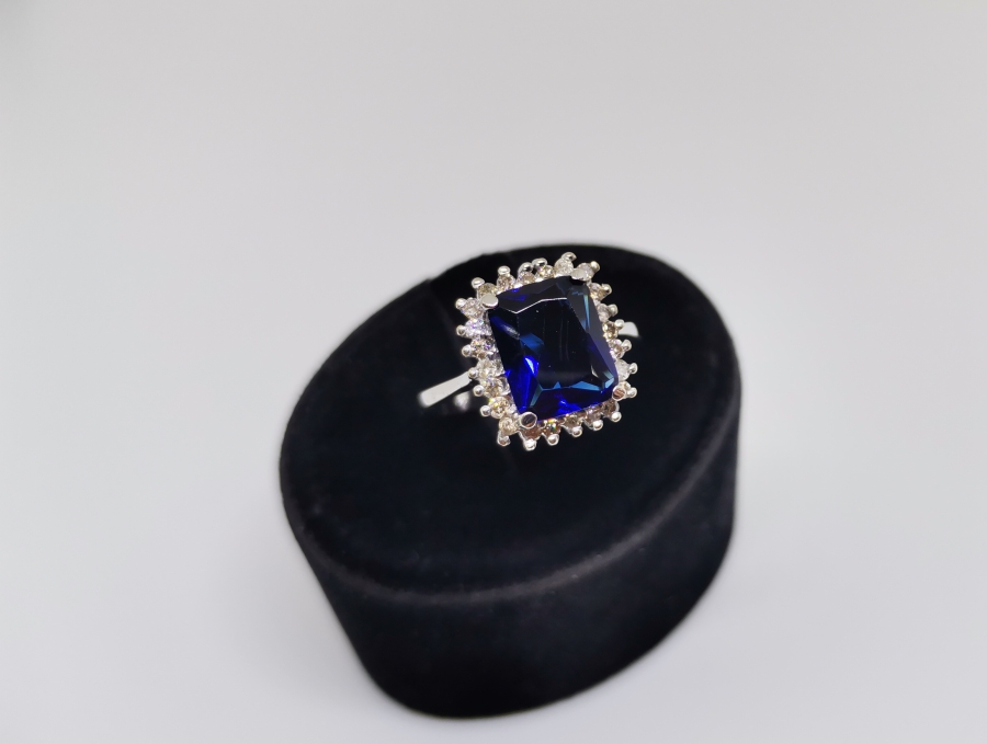 SAFİR VE PIRLANTA TAŞLI DÖRTGEN MODEL YÜZÜK