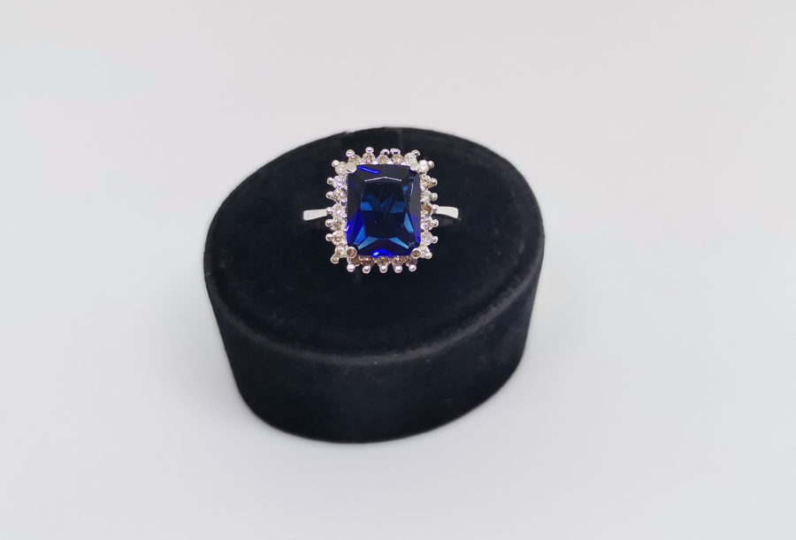 SAFİR VE PIRLANTA TAŞLI DÖRTGEN MODEL YÜZÜK