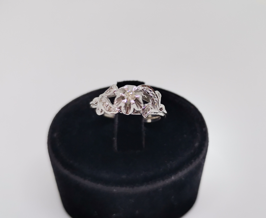 GÜL SARMAŞIĞI MODELİ PIRLANTA TAŞLI YÜZÜK