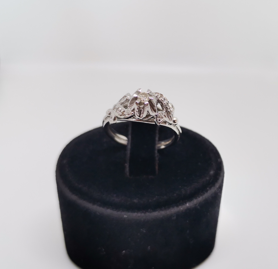 GÜL SARMAŞIĞI MODELİ PIRLANTA TAŞLI YÜZÜK