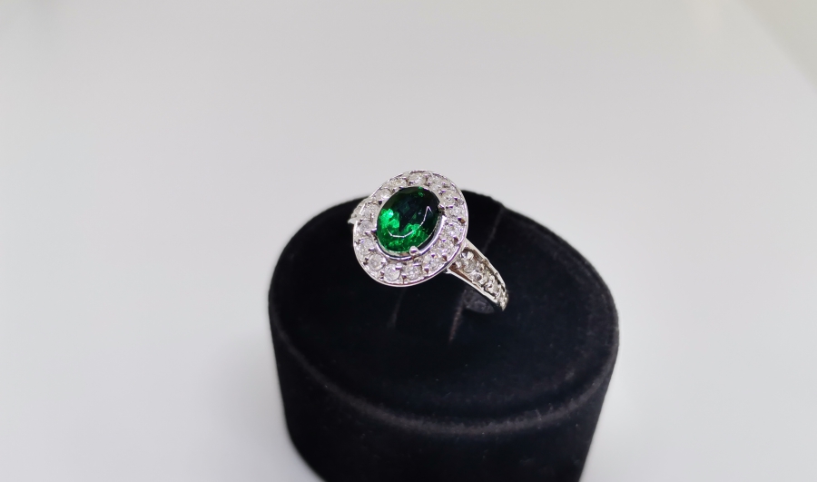 ZÜMRÜT VE PIRLANTA TAŞLI OVAL MODEL YÜZÜK