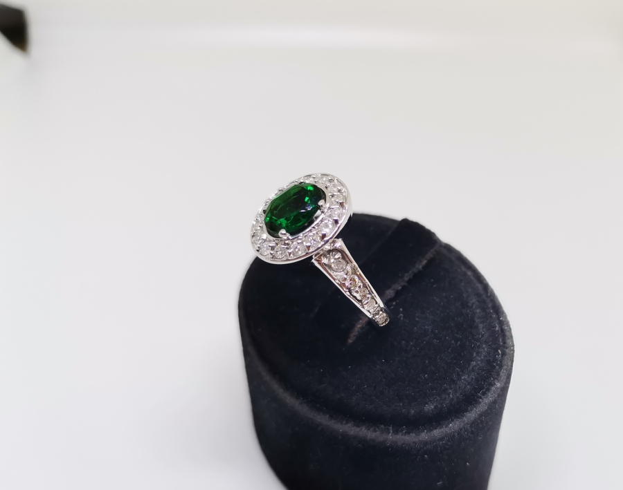 ZÜMRÜT VE PIRLANTA TAŞLI OVAL MODEL YÜZÜK