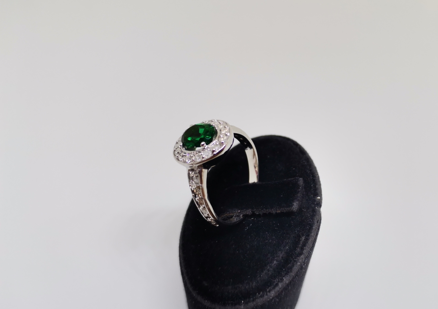 ZÜMRÜT VE PIRLANTA TAŞLI OVAL MODEL YÜZÜK