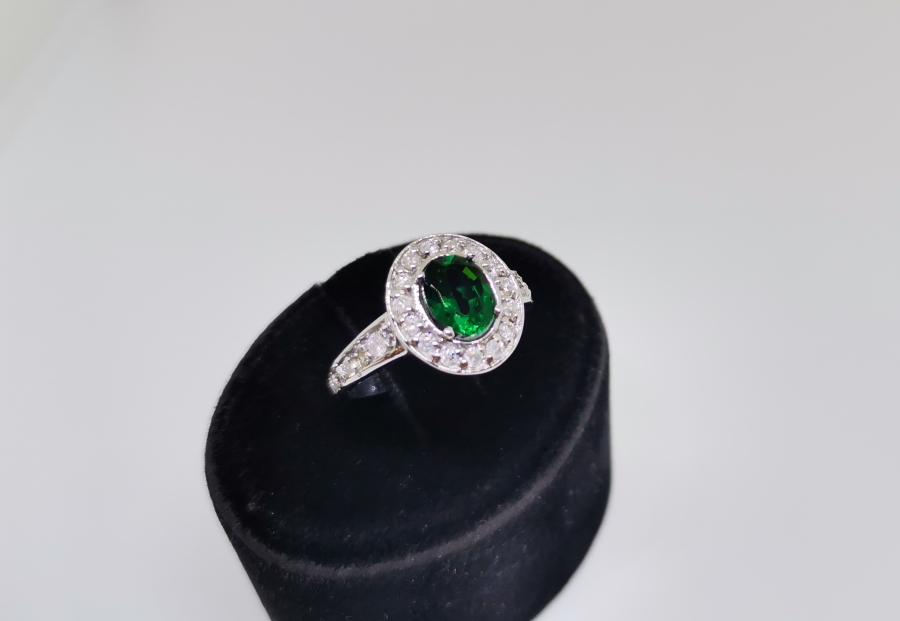 ZÜMRÜT VE PIRLANTA TAŞLI OVAL MODEL YÜZÜK