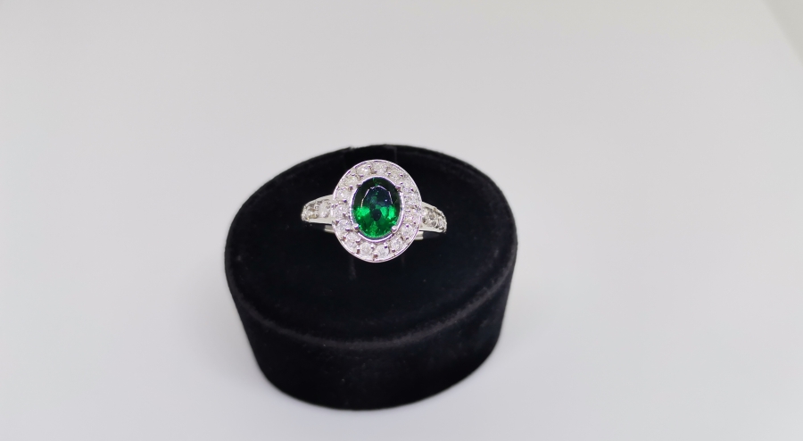 ZÜMRÜT VE PIRLANTA TAŞLI OVAL MODEL YÜZÜK