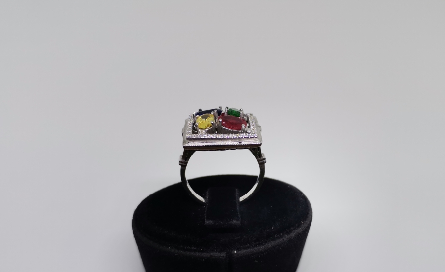 RENK CÜMBÜŞÜ MODEL PIRLANTA YÜZÜK