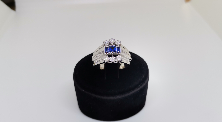 SAFİR VE PIRLANTA TAŞLI ÜÇTAŞLI MODEL YÜZÜK