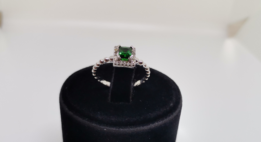 ZÜMRÜT VE PIRLANTA TAŞLI BAGET MODEL YÜZÜK