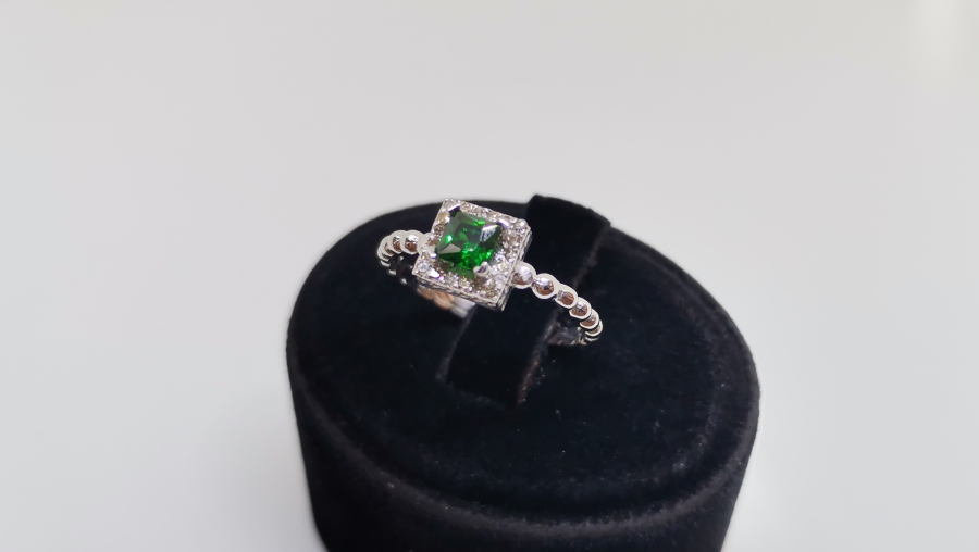 ZÜMRÜT VE PIRLANTA TAŞLI BAGET MODEL YÜZÜK