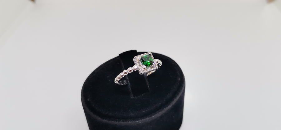 ZÜMRÜT VE PIRLANTA TAŞLI BAGET MODEL YÜZÜK