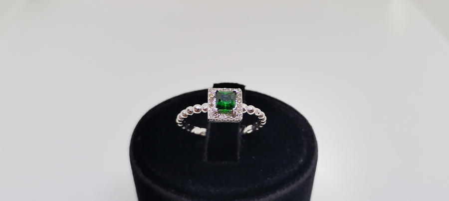 ZÜMRÜT VE PIRLANTA TAŞLI BAGET MODEL YÜZÜK