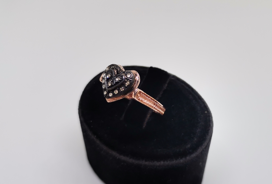 KALP FORMUNDA YAPILMIŞ ELMAS TAŞLI YÜZÜK