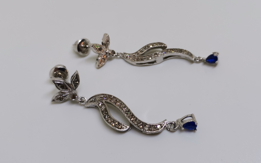 SAFİR VE PIRLANTA TAŞLI SALLANTILI KÜPE