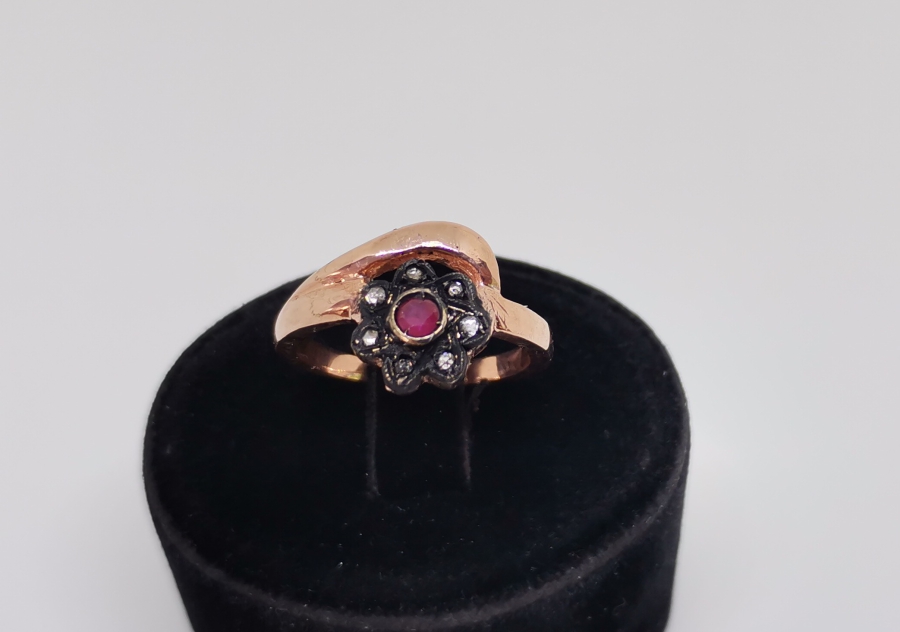 KAPALI GÜL MODELİ ELMAS VE YAKUT TAŞLI YÜZÜK