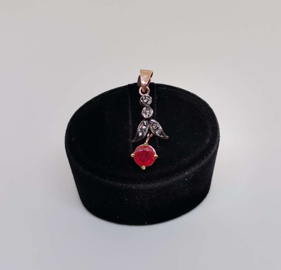 GARNET VE ELMAS TAŞLARLA SÜSLÜ KOLYE UCU