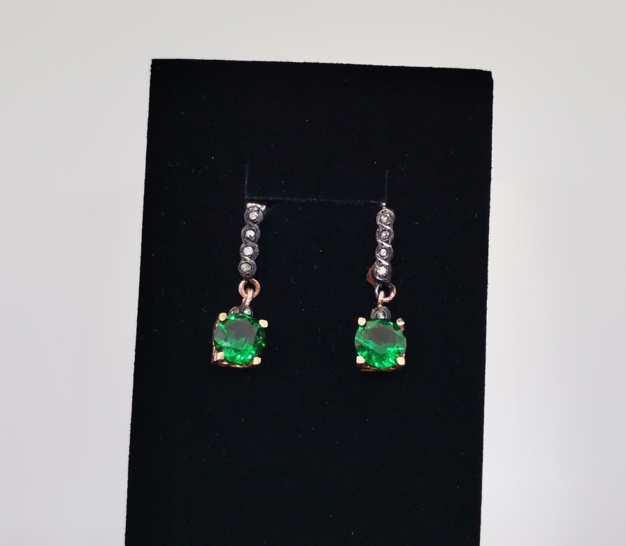 ZÜMRÜT VE ELMAS TAŞLI DAMLA MODELİ YÜZÜK