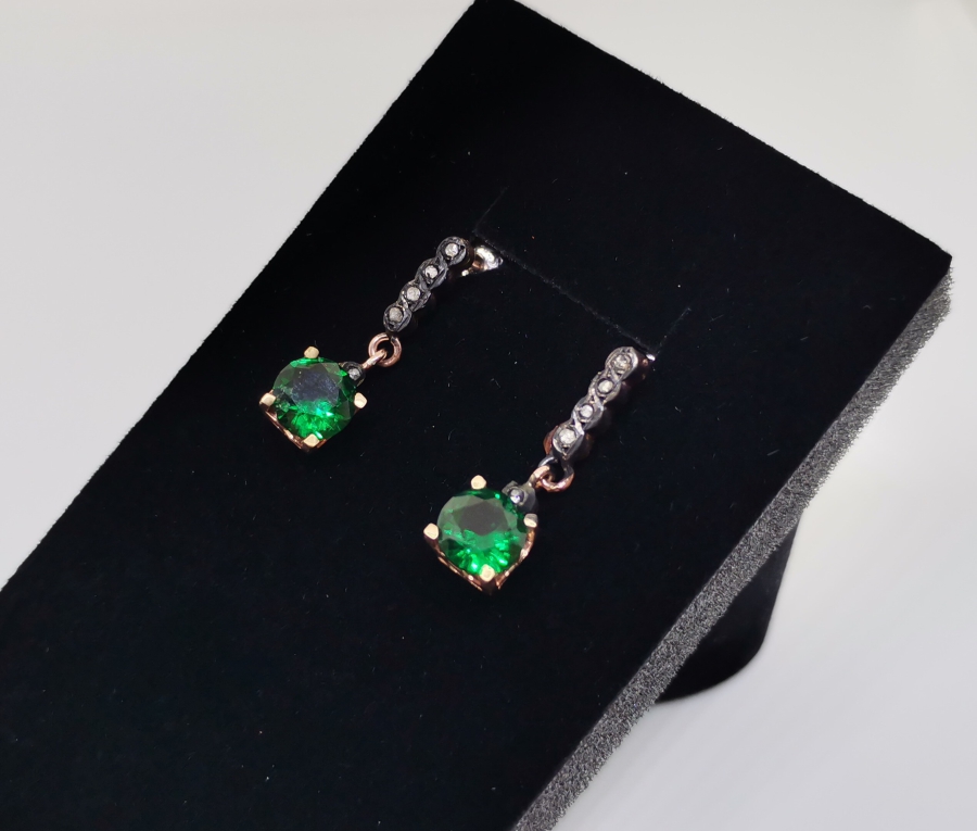 ZÜMRÜT VE ELMAS TAŞLI DAMLA MODELİ YÜZÜK