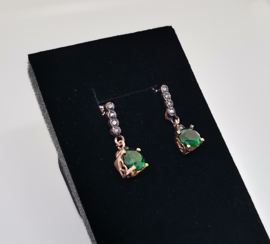 ZÜMRÜT VE ELMAS TAŞLI DAMLA MODELİ YÜZÜK