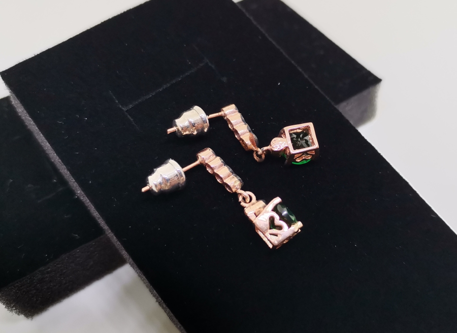 ZÜMRÜT VE ELMAS TAŞLI DAMLA MODELİ YÜZÜK