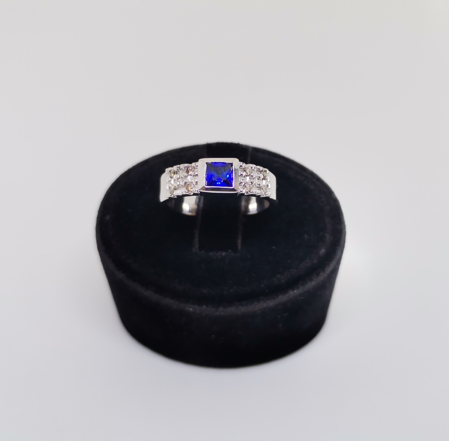 SAFİR E PIRLANTA TAŞLI KARE MODEL YÜZÜK