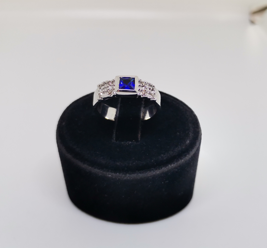 SAFİR E PIRLANTA TAŞLI KARE MODEL YÜZÜK