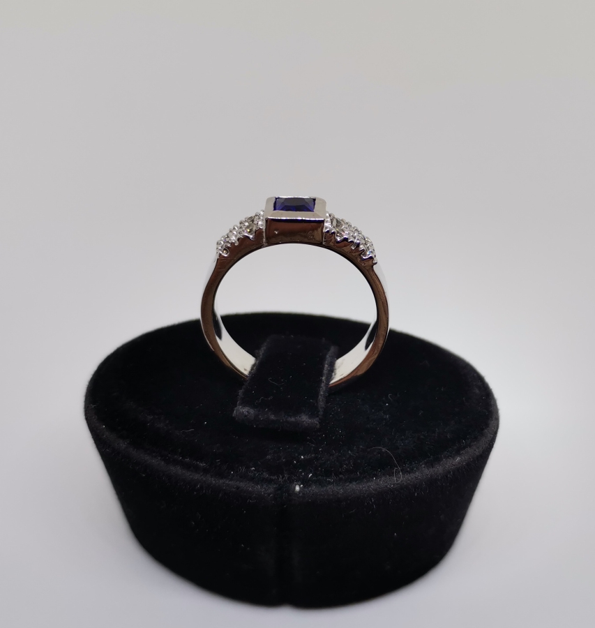 SAFİR E PIRLANTA TAŞLI KARE MODEL YÜZÜK