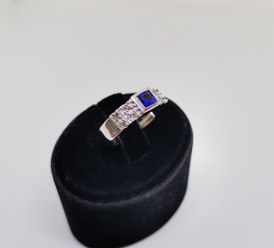 SAFİR E PIRLANTA TAŞLI KARE MODEL YÜZÜK