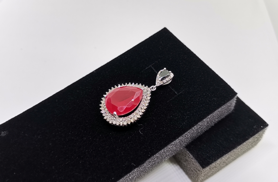 PIRLANTA VE YAKUT TAŞLI DAMLA MODEL KOLYE UCU