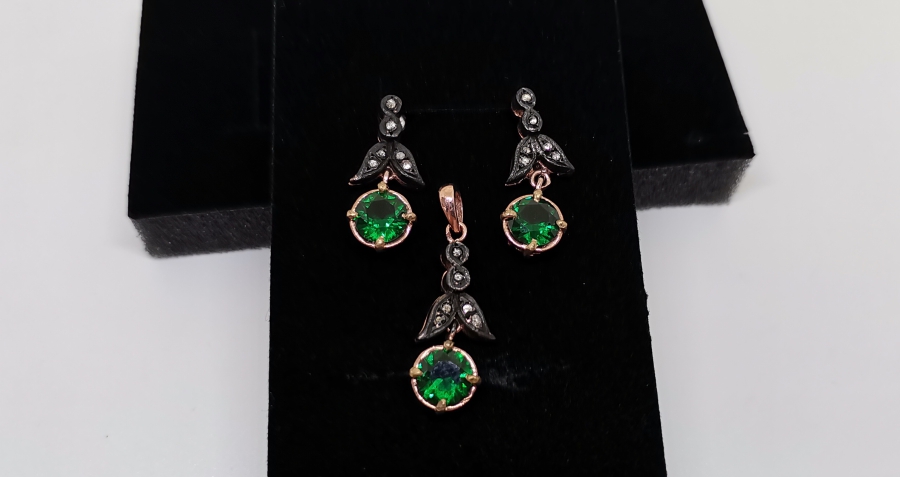 ZÜMRÜT VE ELMAS TAŞLI OVAL MODEL KOLYE KÜPE TAKIMI