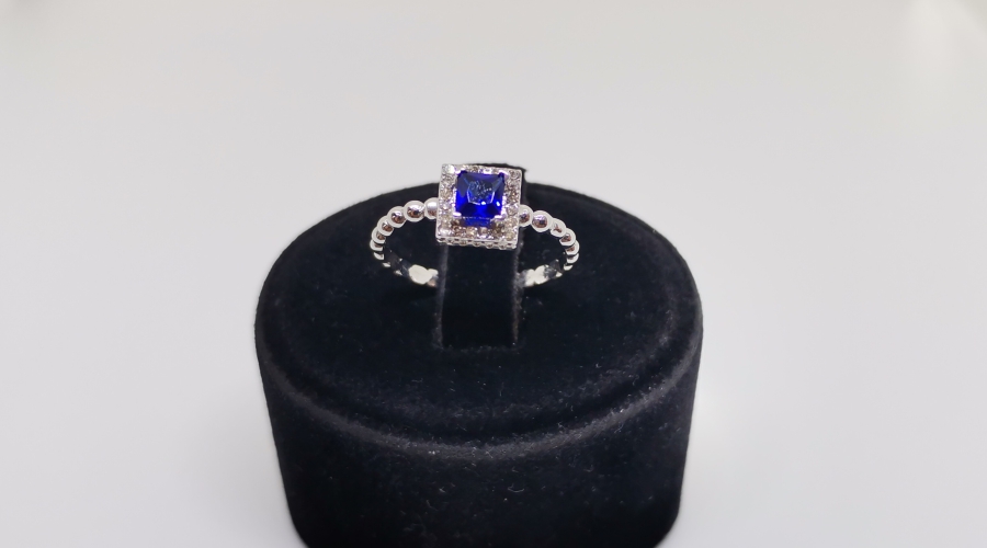 KARE MODELİ PIRLANTA VE SAFİR TAŞLI YÜZÜK