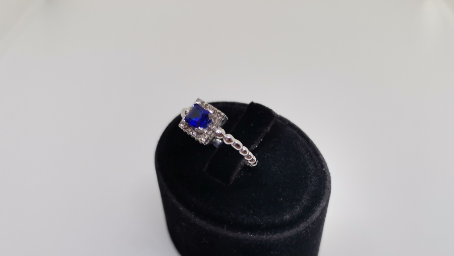 KARE MODELİ PIRLANTA VE SAFİR TAŞLI YÜZÜK