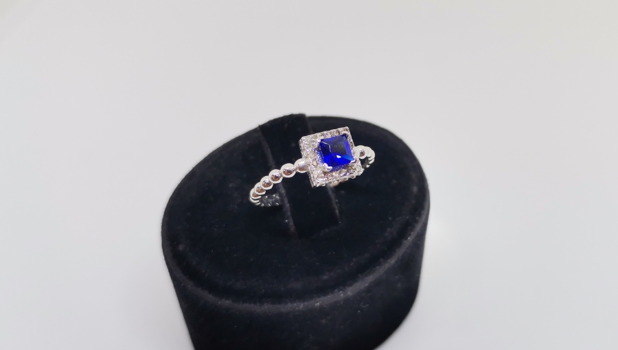 KARE MODELİ PIRLANTA VE SAFİR TAŞLI YÜZÜK