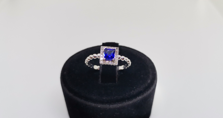 KARE MODELİ PIRLANTA VE SAFİR TAŞLI YÜZÜK