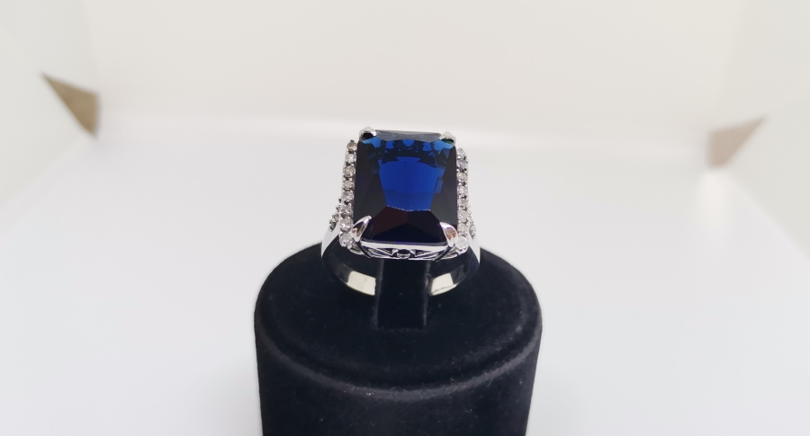 BÜYÜK SAFİR VE PIRLANTA TAŞLI KARE MODEL YÜZÜK