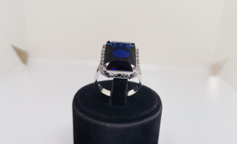 BÜYÜK SAFİR VE PIRLANTA TAŞLI KARE MODEL YÜZÜK