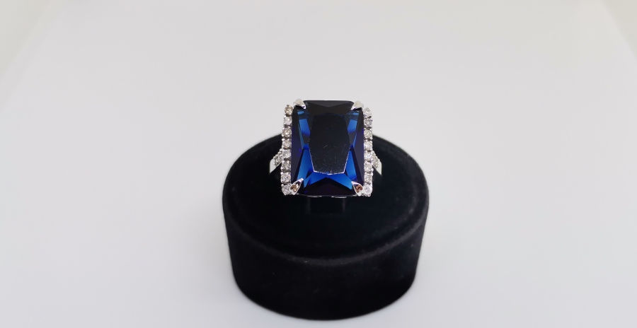 BÜYÜK SAFİR VE PIRLANTA TAŞLI KARE MODEL YÜZÜK