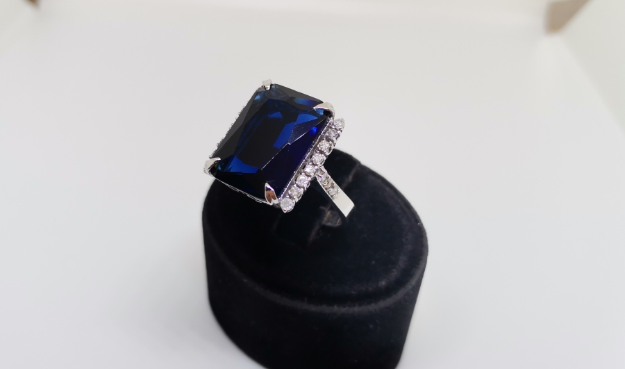 BÜYÜK SAFİR VE PIRLANTA TAŞLI KARE MODEL YÜZÜK